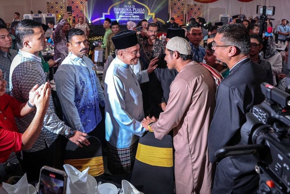 Perdana Menteri, Datuk Seri Anwar Ibrahim beramah mesra bersama penyampai radio ERA ketika Majlis Berbuka Puasa Perdana Menteri bersama Pengamal Media di Angkasapuri pada Selasa. Foto Bernama
