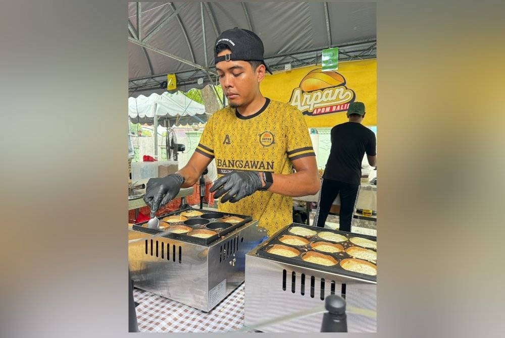 Muhamad Hanafi menggunakan acuan khas yang ditempah dari China untuk menghasilkan apom mini.