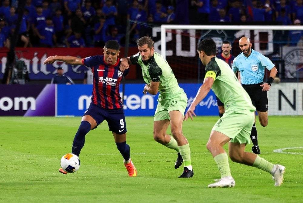 Pemain JDT, Bergson Da Silva (kiri) diasak oleh pemain Buriram United Fc, Goran Causic (dua, kiri) pada perlawanan kedua Pusingan 16 Liga Juara-Juara Asia Elit (ACLE) di Stadium Sultan Ibrahim pada Selasa. Foto Bernama 