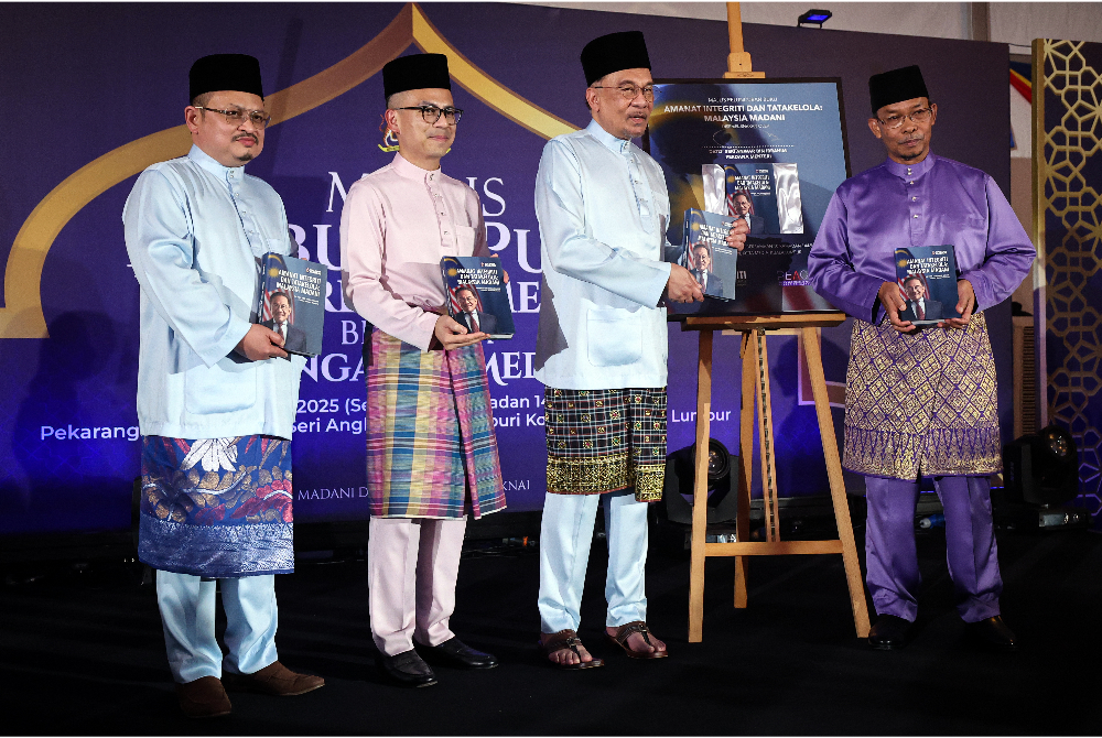 Anwar (dua dari kanan) bersama Fahmi (dua dari kiri) meluncurkan Buku Amanat Integriti dan Tatakelola: Malaysia MADANI pada Majlis Berbuka Puasa Perdana Menteri bersama Pengamal Media di Angkasapuri pada Selasa. Foto Bernama