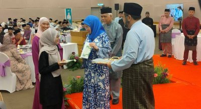 Tunku Azizah Aminah Maimunah Iskandariah berkenan mengurniakan sumbangan duit raya kepada pelajar sempena Majlis Berbuka Puasa UIAM di Dewan Utama, UIAM Kampus Kuantan, Indera Mahkota di sini pada Isnin.