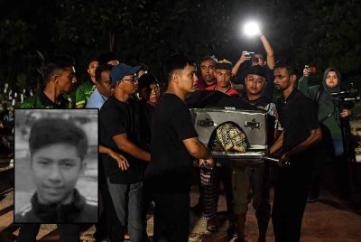 Orang ramai mengusung jenazah Allahyarham Aisar Azim (gambar kecil) untuk dikebumikan di Tanah Perkuburan Maqbarah Salimah Taman Zaitun Indah, malam tadi. Foto Bernama