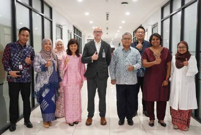 Euan (lima dari kiri) dan wakil Astro ketika pertemuan bersama Aaron (empat dari kanan) baru-baru ini.