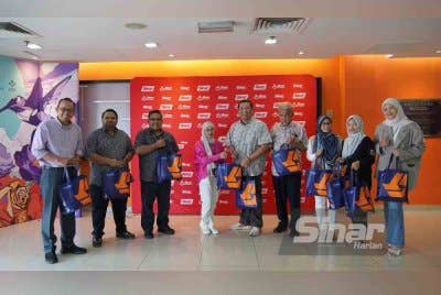 (Dari kiri) Pengarang Berita Sinar Harian, Junhairi Alyasa; Pengurus Besar Jualan Iklan Sinar Harian, Airol Fadley Limin; Ketua Pengarang Kumpulan Sinar Harian, Zamri Rambli; Naib Presiden Komunikasi dan Tanggungjawab Sosial Korporat Bank Rakyat, Siti Norayu Mohd Jamil; Ketua Komunikasi Korporat Kumpulan Karangkraf, Nik Justin Nik Mohd Ariffin; Pengurus Kanan Tugas-Tugas Khas Karangkraf, Hashim Anang dan Eksekutif Komunikasi Korporat, Aznur ‘Atiqah Maryam Aziz (dua dari kanan) serta Nurul Emilyana Khalid (paling kanan).