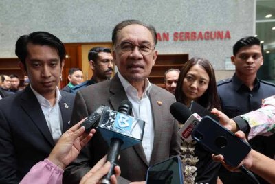 Anwar (tengah) ketika sidang media pada Program Ihya' Ramadan Kementerian Belia dan Sukan (KBS) di Menara KBS pada Selasa. Foto Bernama