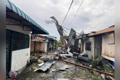 Sebahagian rumah terjejas akibat kejadian ribut di di Taman Ria, Sekinchan di Sekinchan pada Selasa.
