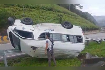 Tangkap layar video tular menunjukkan kenderaan milik PDRM terbalik menyebabkan empat anggota cedera dengan seorang daripadanya parah.