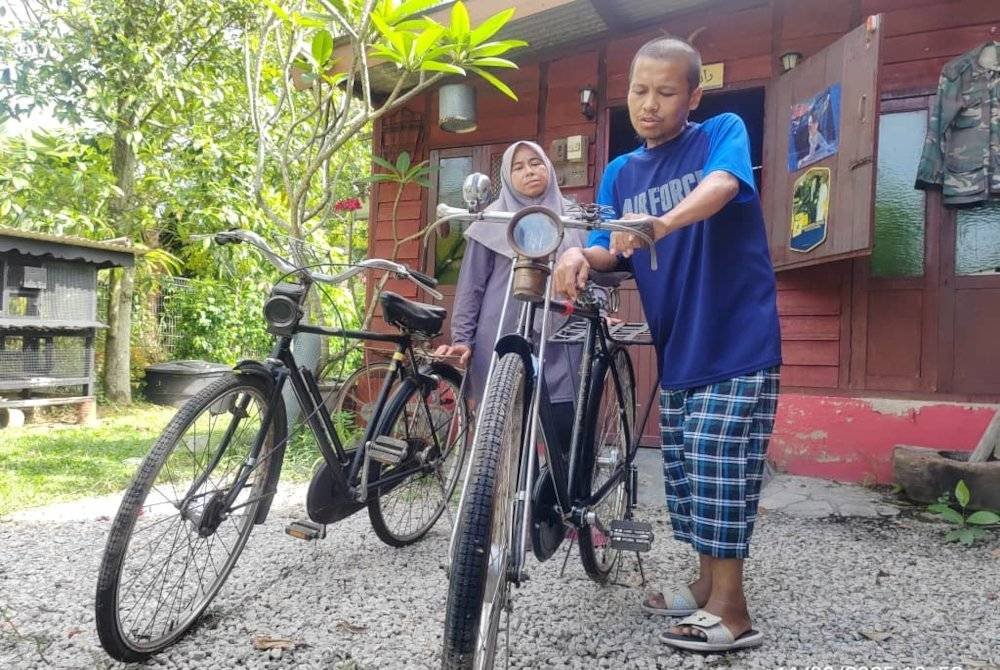 Mohamad Nasirudin menunjukkan koleksi basikal tua miliknya yang masih disimpan di rumahnya di Kampung Jambatan Duyong.