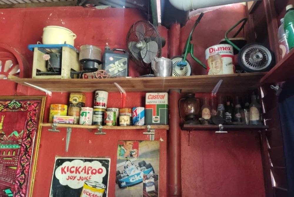 Sebahagian koleksi barangan antik yang disimpan dalam sebuah bilik di rumah Mohamad Nasirudin.