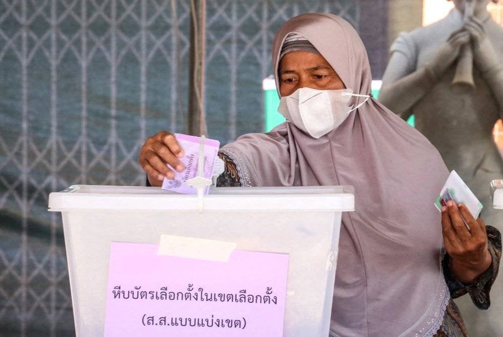 Seorang wanita membuang undi di sebuah pusat pengundian semasa Pilihan Raya Umum Thailand di wilayah bergolak Pattani. AFP