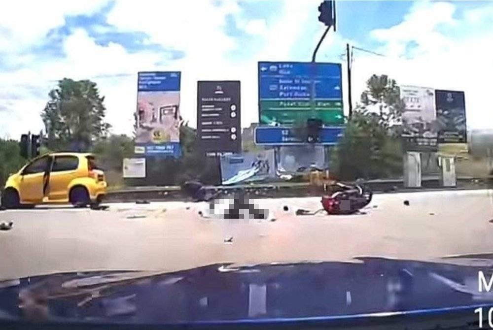 Tangkap layar dua motosikal dirempuh sebuah kereta yang dikatakan melanggar lampu merah di Jalan Felda Sendayan, Seremban.