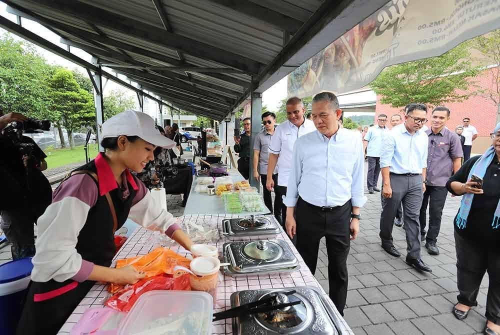 Fadillah menyantuni peniaga di Karnival Ramadan IWK Eco Park.