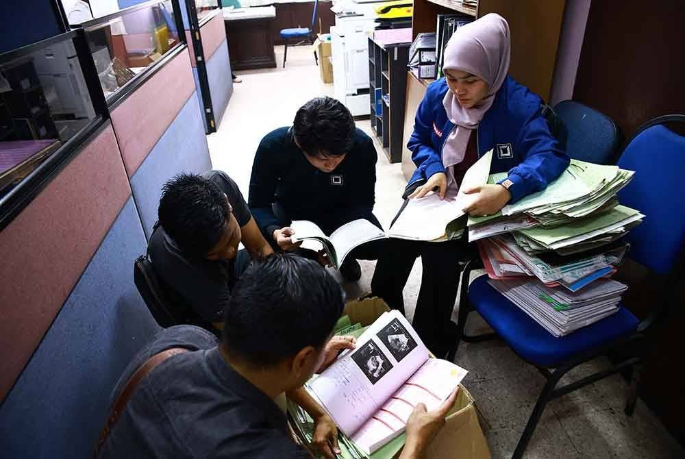 Pegawai SPRM memeriksa dokumen berhubung kes rasuah daftar kelahiran di beberapa premis termasuk klinik serta firma guaman di sekitar Lembah Klang dan Johor menerusi serbuan Op Outlander dan Op Birth pada Selasa.
Foto SPRM.