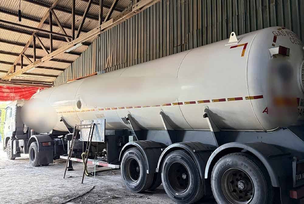 Sebuah lori tanker mengandungi kira-kira 24,724 kg LPG turut dirampas KPDN Johor. - Foto KPDN Johor