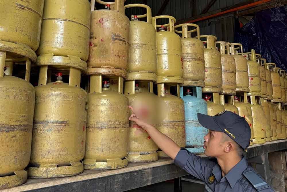 Sindiket penyelewengan LPG di sebuah stor di Ulu Tiram tumpas selepas diserbu KPDN Johor pada Selasa. - Foto KDPN Johor