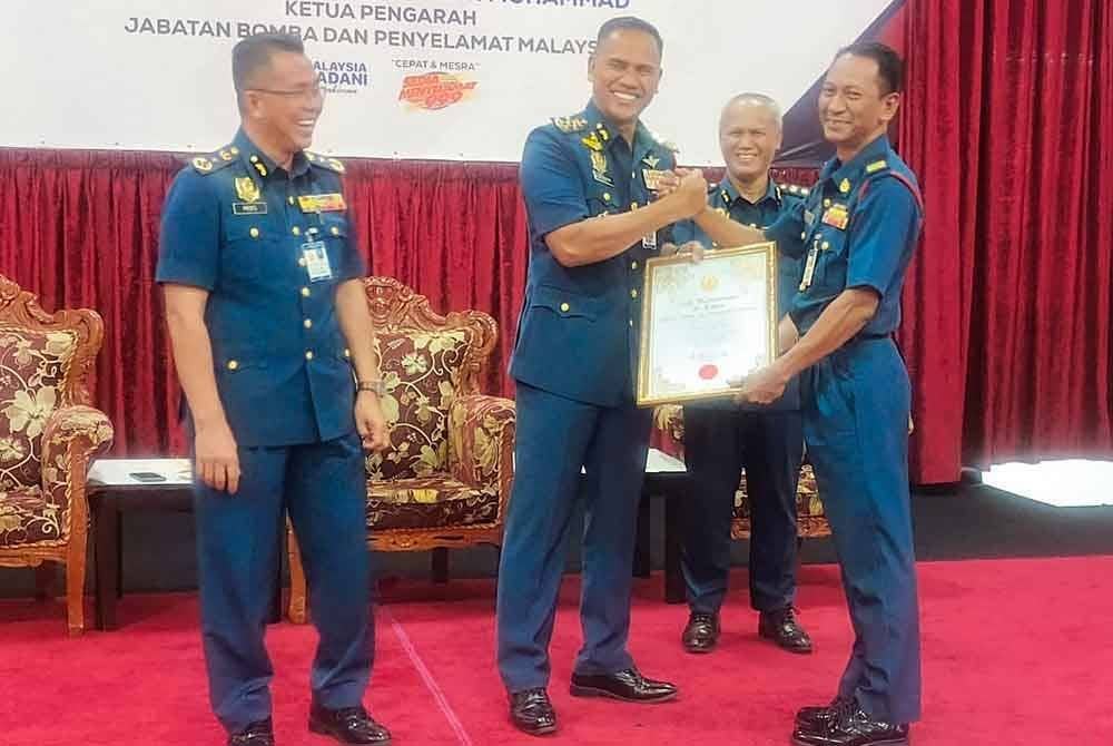 Nor Hisham (dua dari kiri) pada Majlis Penganugerahan Pingat Perkhidmatan Bomba, Anugerah Perkhidmatan Cemerlang (APC) 2024 dan Sijil Perkhidmatan 30 Tahun di Dewan Muhammad Adib, JBPM Kedah, Alor Setar.