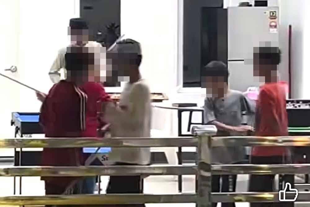 Tangkap layar video tular sekumpulan kanak-kanak dikatakan bermain pool di masjid.