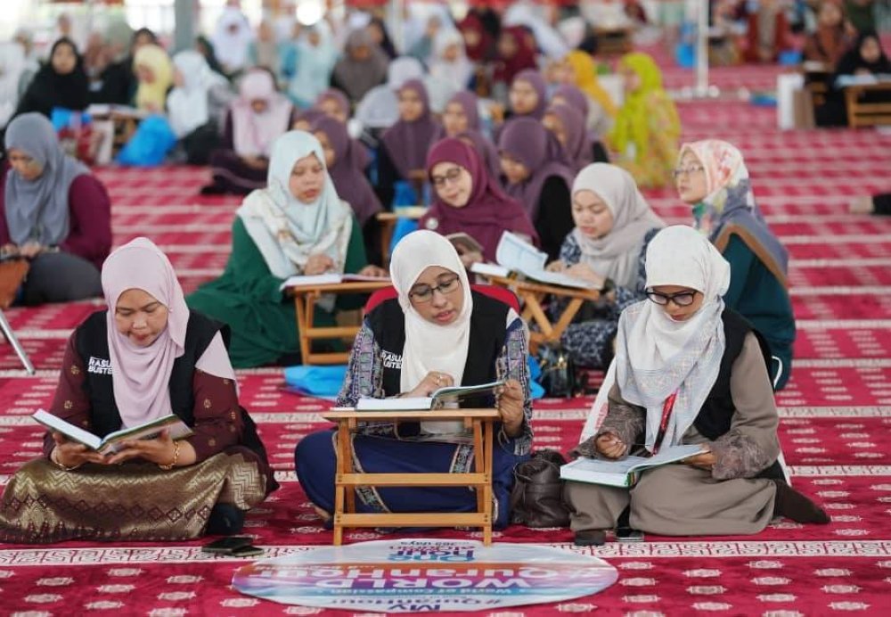 Ketua Pegawai Eksekutif Yayasan Sinar Untuk Malaysia (#RasuahBusters), Norhayati Nordin (tengah) hadir ke program itu.