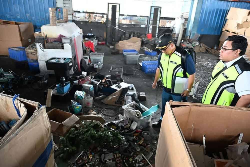 Anggota penguat kuasa menjalankan pemeriksaan di premis terbabit.