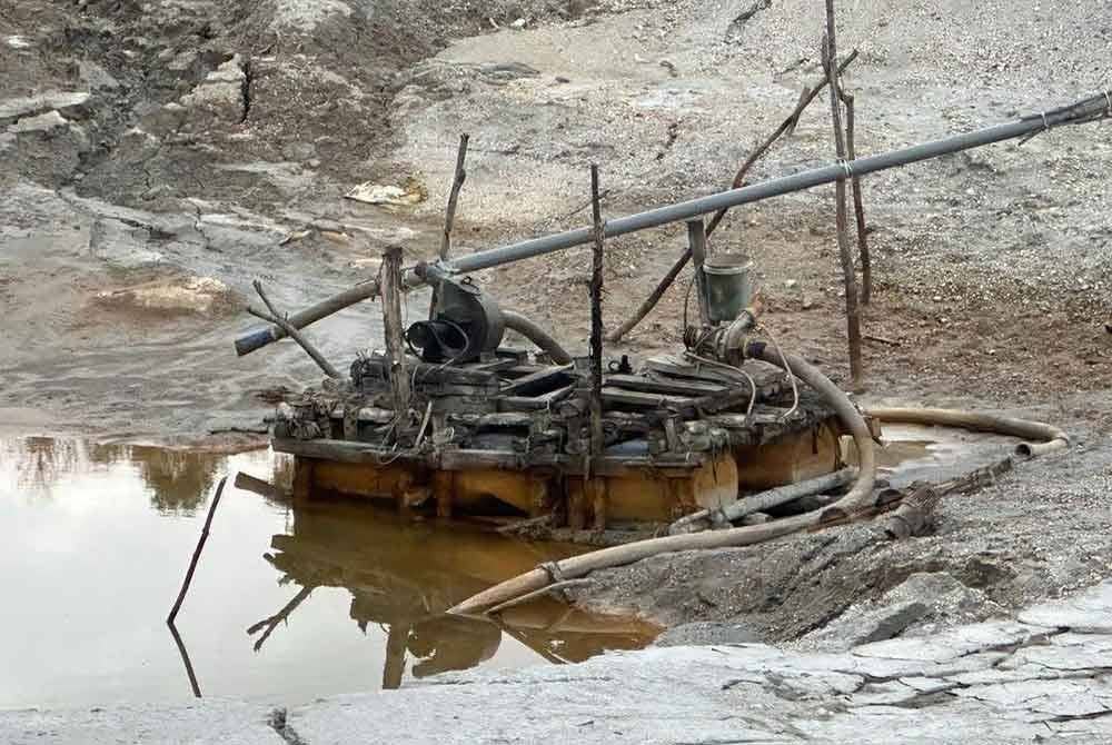 Antara alatan melombong emas yang berjaya dirampas PGA menerusi operasi Op Bersepadu Khazanah, di Kampung Lubuk Terak, Rusila, Marang, pada Selasa.