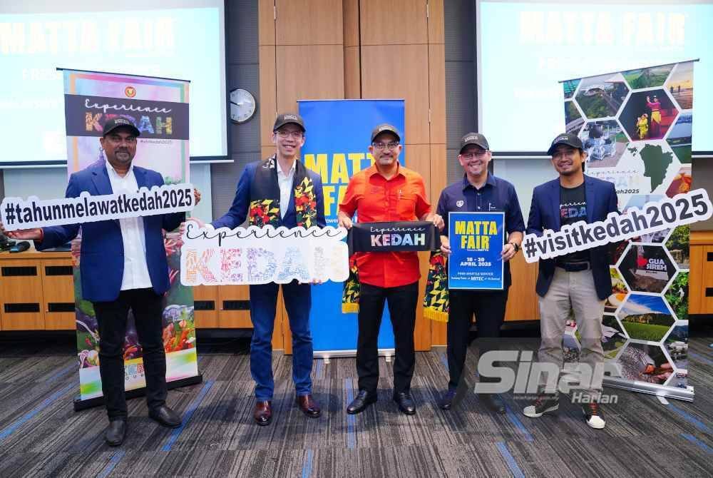 Nigel Wong (dua dari kiri) dan Mohd Salleh (tengah) bergambar dengan plakad Tahun Melawat Kedah 2025 selepas sidang akhbar MATTA Fair April 2025 di MITEC pada Rabu. FOTO: SINAR HARIAN / MOHD HALIM ABDUL WAHID