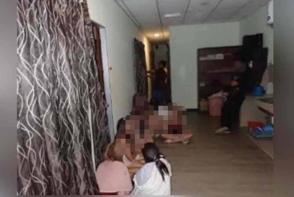 Antara warga asing yang diperiksa JIM Pahang dalam operasi penguatkuasaan ke atas 'hotspot' PATI sekitar daerah ini, Selasa lalu. Foto Facebook JIM Pahang