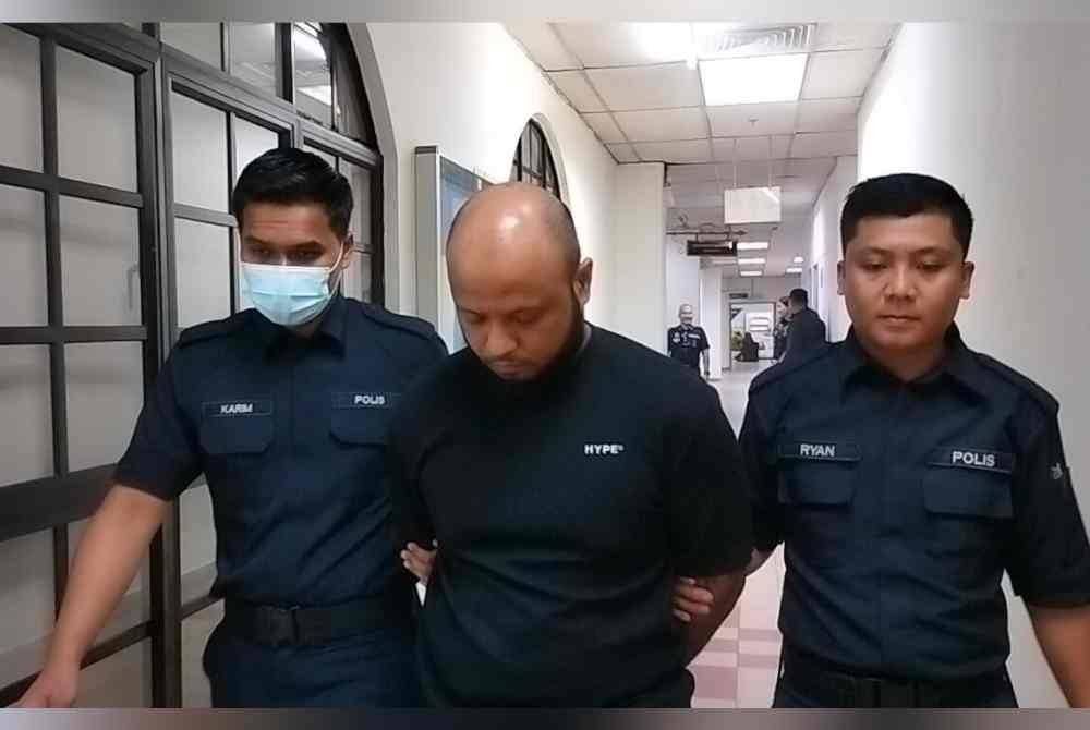 R Elaango (tengah) mengaku bersalah dan dikenakan denda di Mahkamah Majistret, pada Rabu.