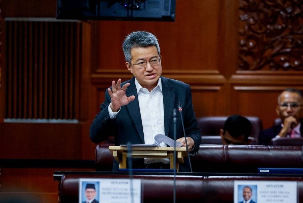 Chin Tong pada sesi pertanyaan-pertanyaan bagi jawab lisan ketika Mesyuarat Pertama Penggal Keempat Parlimen ke-15 di Dewan Negara pada Rabu. Foto Bernama