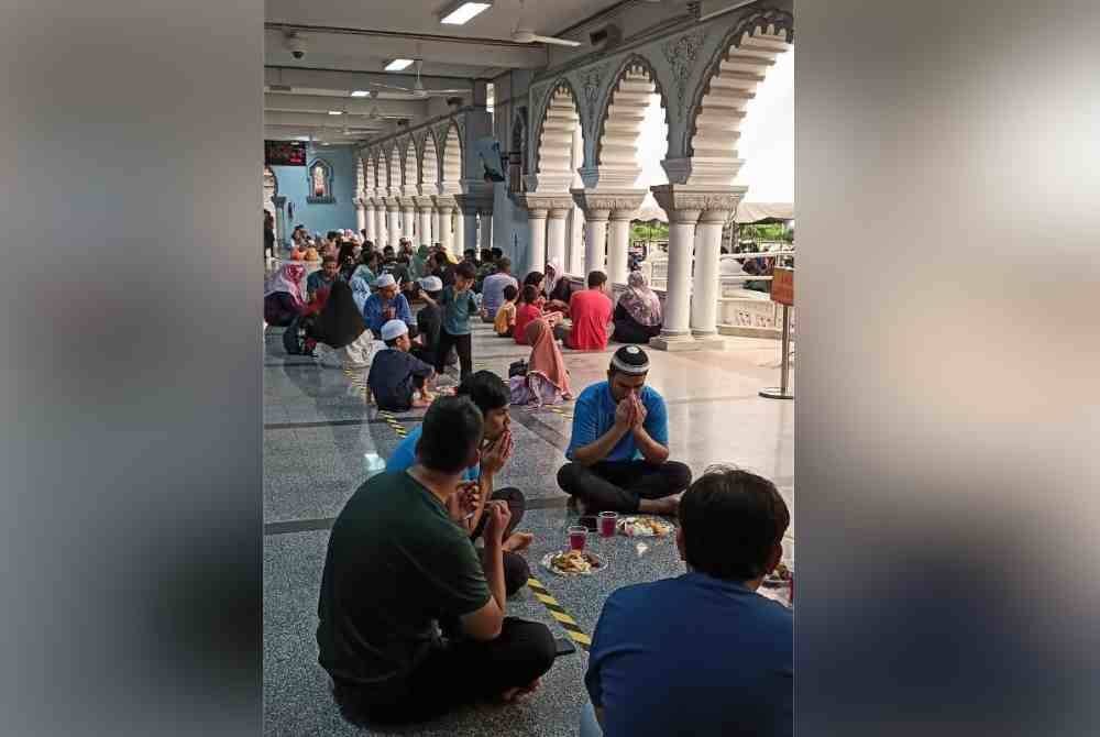 Ruang dalam masjid turut dipenuhi orang ramai berbuka puasa dengan memastikan kebersihan dijaga.