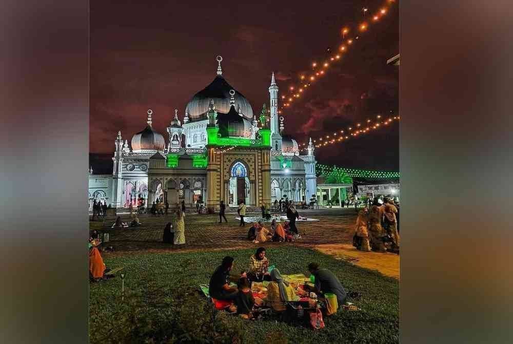 Merasai pengalaman berbuka puasa sambil menikmati keindahan pencahayaan Masjid Zahir.