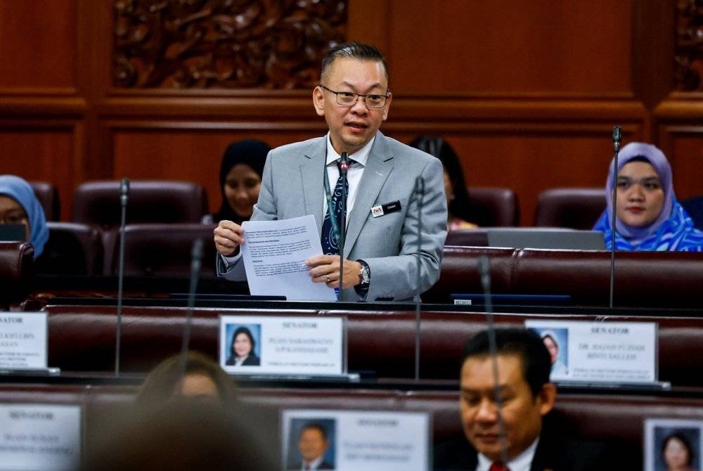 Foong Hin pada sesi pertanyaan-pertanyaan bagi jawab lisan ketika Mesyuarat Pertama Penggal Keempat Parlimen ke-15 di Dewan Negara pada Rabu. Foto Bernama