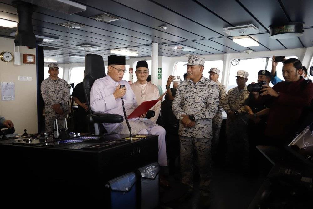 Saifuddin meninjau pelaksanaan Op Pagar Laut di atas kapal KM Tun Fatimah di Pusat Hidografi Nasional, Klang pada Rabu.