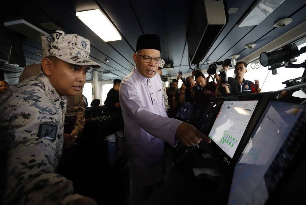 Saifuddin (kanan) meninjau radar pada kapal milik Maritim Malaysia iaitu KM Tun Fatimah di Klang pada Rabu.