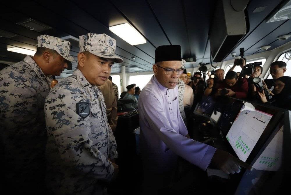 Saifuddin meninjau pengoperasian kapal KM Tun Fatimah semasa pelaksanaan Op Khas Pagar Laut sempena musim perayaan.