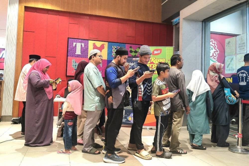 Orang ramai beratur untuk menyertai program Iftar Sinar Mydin 2025 di Mydin Seremban 2.