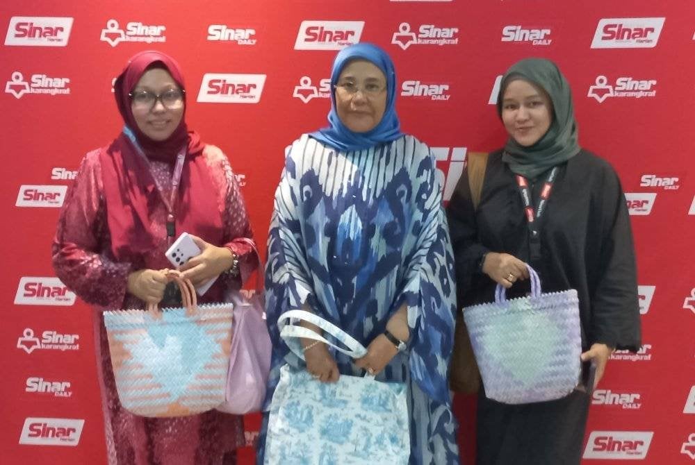 Pengerusi Eksekutif MK Land, Tan Sri Felina Mustapha Kamal (tengah) bergambar bersama Pengerusi Kumpulan Karangkraf, Firdaus Hussamuddin (kiri) dan Ketua Pegawai Eksekutif (CEO) Grup Sinar Karangkraf, Farah Hussamuddin (kanan) selepas majlis penyerahan sumbangan di Kumpulan Karangkraf pada Rabu.