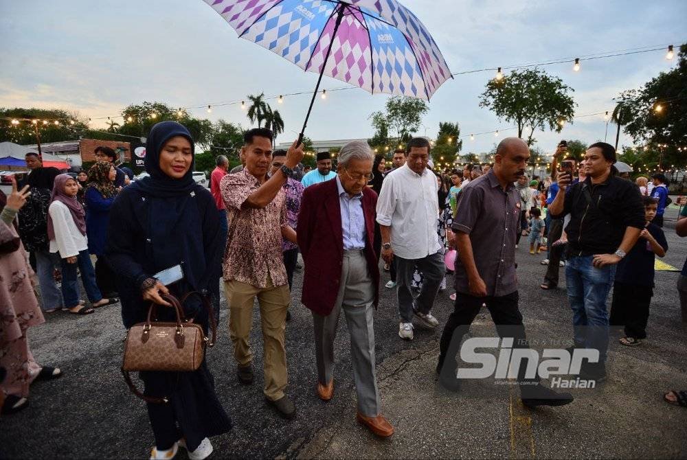 Dr Mahathir sempat meluangkan masa bertemu pengunjung Iftar Ala Madinah pada Rabu. Foto SINAR HARIAN/ ASRIL ASWANDI SHUKOR