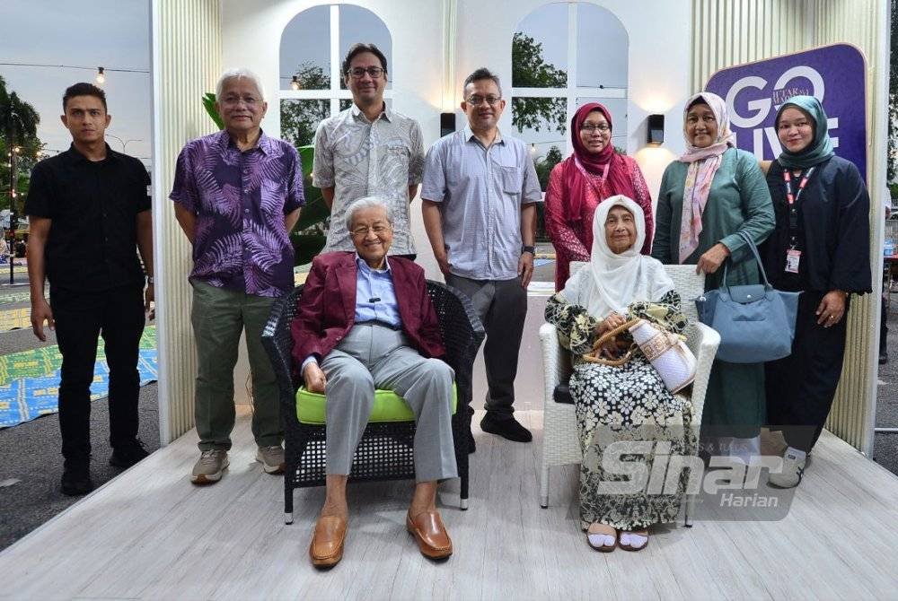 Pengurusan Kumpulan Karangkraf merakam kenangan bersama tokoh negarawan itu di pekarangan Iftar Ala Madinah, Kompleks Kumpulan Karangkraf pada Rabu. Foto SINAR HARIAN/ ASRIL ASWANDI SHUKOR