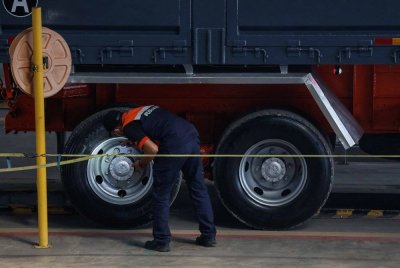 Puspakom syaratkan semua lori yang diperiksa mesti pakai tayar tanpa tiub. Foto fail