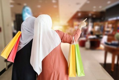 Orang ramai mulai rancak membuat persiapan hari raya dengan membeli-belah di pasar-pasar raya. Gambar hiasan 123RF