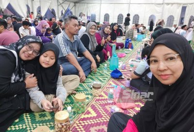 Sarina (kanan) bergambar bersama ahli keluarga dan rakannya ketika menyertai program Iftar Ala Madinah @Karangkraf, pada Selasa.