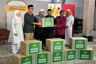 McDonald's Malaysia menyalurkan 150 Kotak Rezeki kepada penduduk yang memerlukan di Masjid Al-Akram, Datuk Keramat pada Selasa.