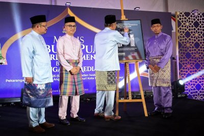 Anwar (dua dari kanan) bersama Fahmi dua dari kiri) meluncurkan Buku Amanat Integriti dan Tatakelola: Malaysia MADANI pada Majlis Berbuka Puasa Perdana Menteri bersama Pengamal Media di Angkasapuri pada Selasa. Foto Bernama