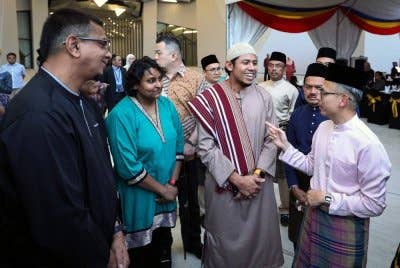 Fahmi (kanan) beramah mesra bersama penyampai radio ERA ketika Majlis Berbuka Puasa Perdana Menteri bersama Pengamal Media di Angkasapuri, di sini pada Selasa. Foto Bernama