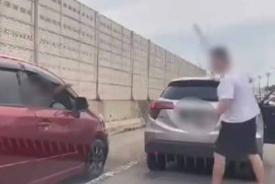 Tangkap layar tular memaparkan kejadian pertengkaran di Lebuhraya EDL menghala ke Kompleks Kastam, Imigresen dan Kuarantin (CIQ) Sultan Iskandar.