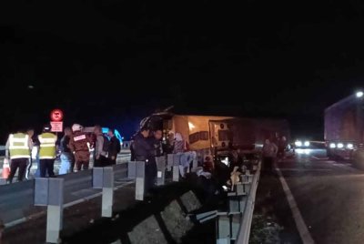 Bas pembawa 40 penumpang termasuk pemandu terbabas melanggar penghadang jalan.