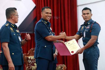 Nor Hisham (tengah) menyampaikan sijil penghargaan pada Majlis Penganugerahan Pingat Perkhidmatan Bomba, Anugerah Perkhidmatan Cemerlang (APC) Tahun 2024 dan Sijil Perkhidmatan 30 Tahun di Ibu Pejabat JBPM Kedah. Foto Bernama