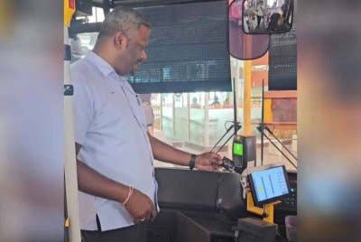 Arul mencuba melakukan pembayaran tanpa tunai di salah sebuah bas Bas.My.