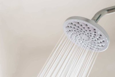 HUKUM asal mandi pada bulan puasa iaitu ketika kita sedang menjalani ibadah tersebut adalah harus. -Foto: CANVA