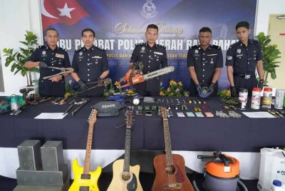 Shahrulanuar (tiga dari kanan) menunjukkan barangan yang dirampas dalam operasi berkenaan.